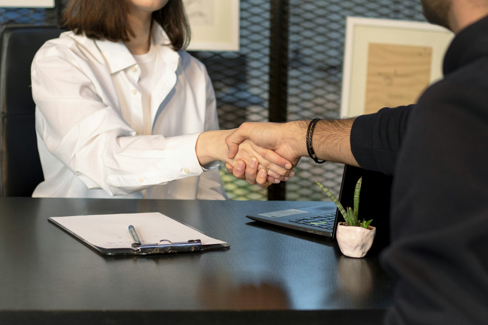 Handschlag zwischen einem Kunden und seinem Integrator