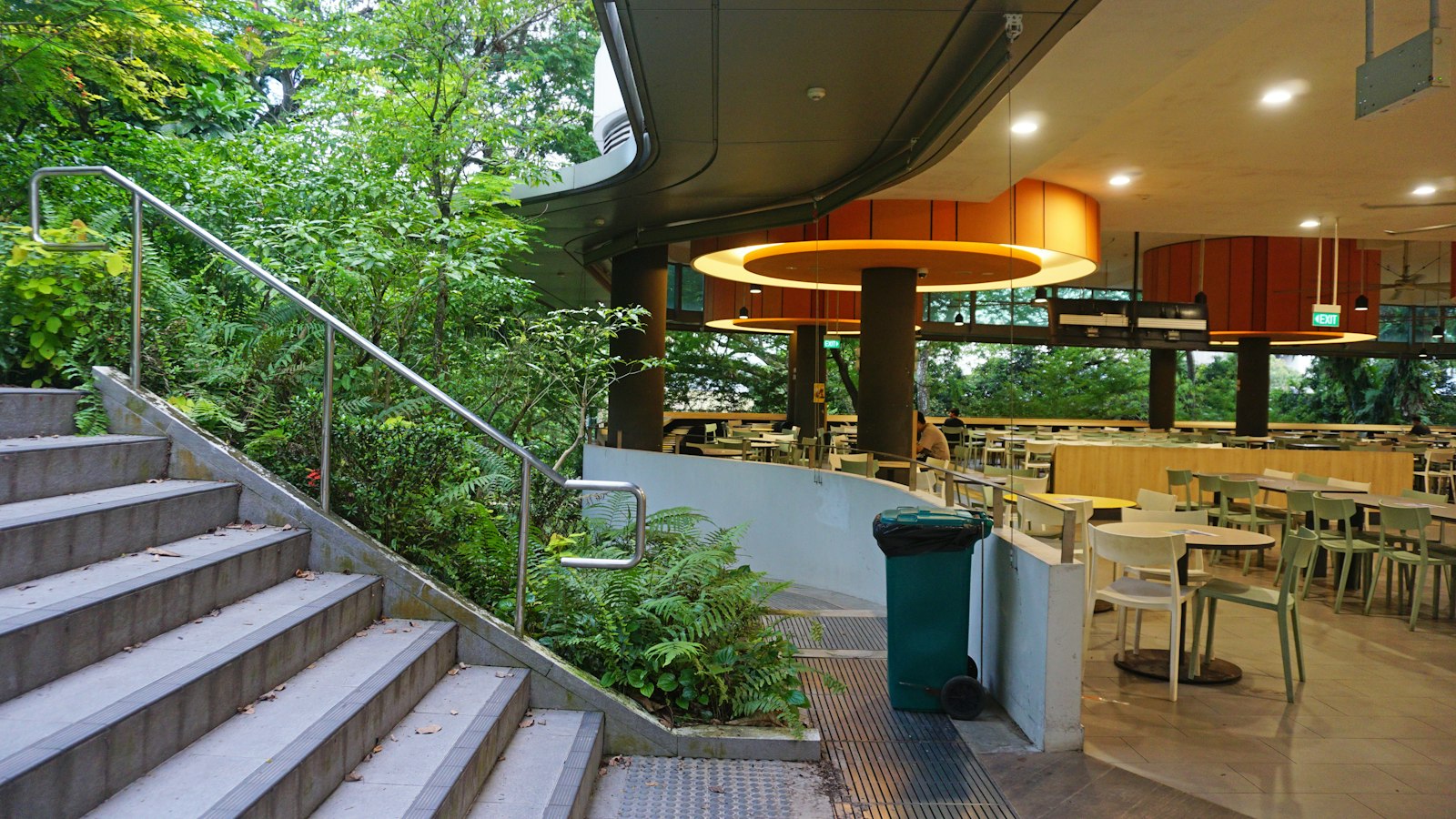 Moderner Gemeinschaftsbereich eines Campus mit Treppe und Grün