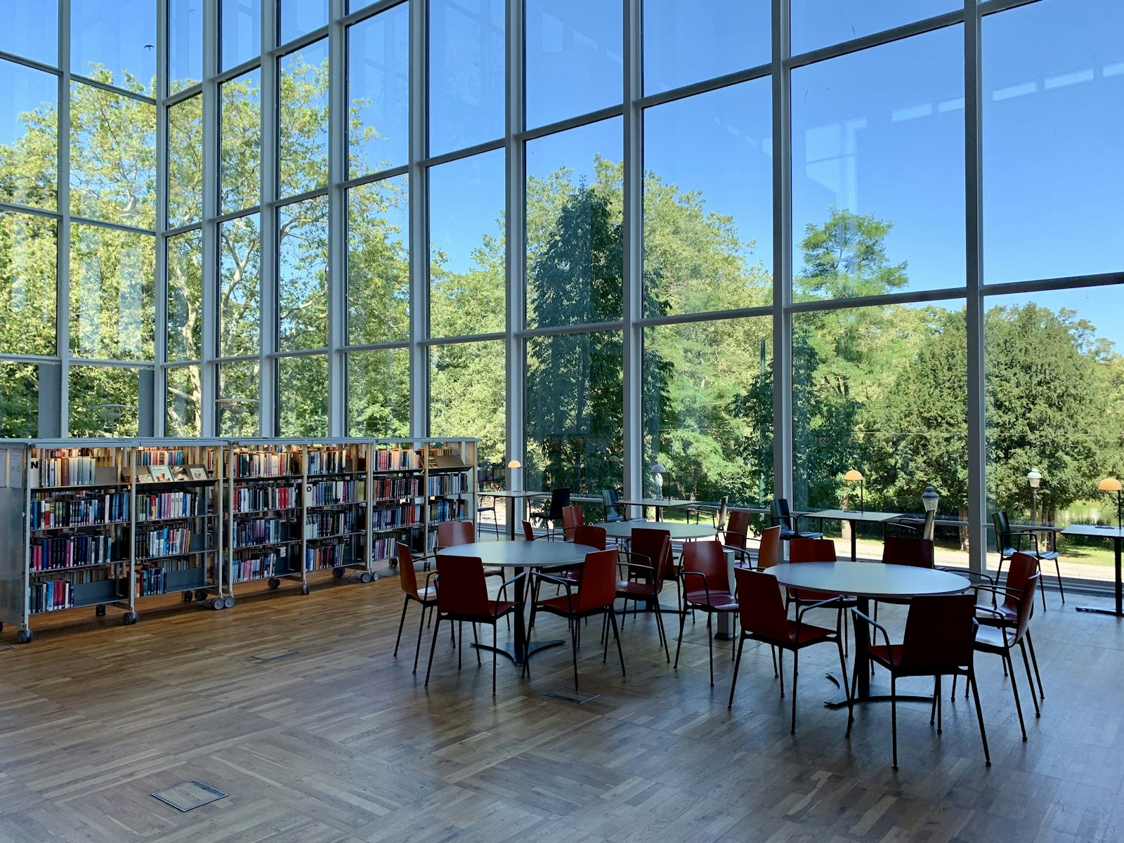 Helle öffentliche Bibliothek mit grossen Fensterfronten