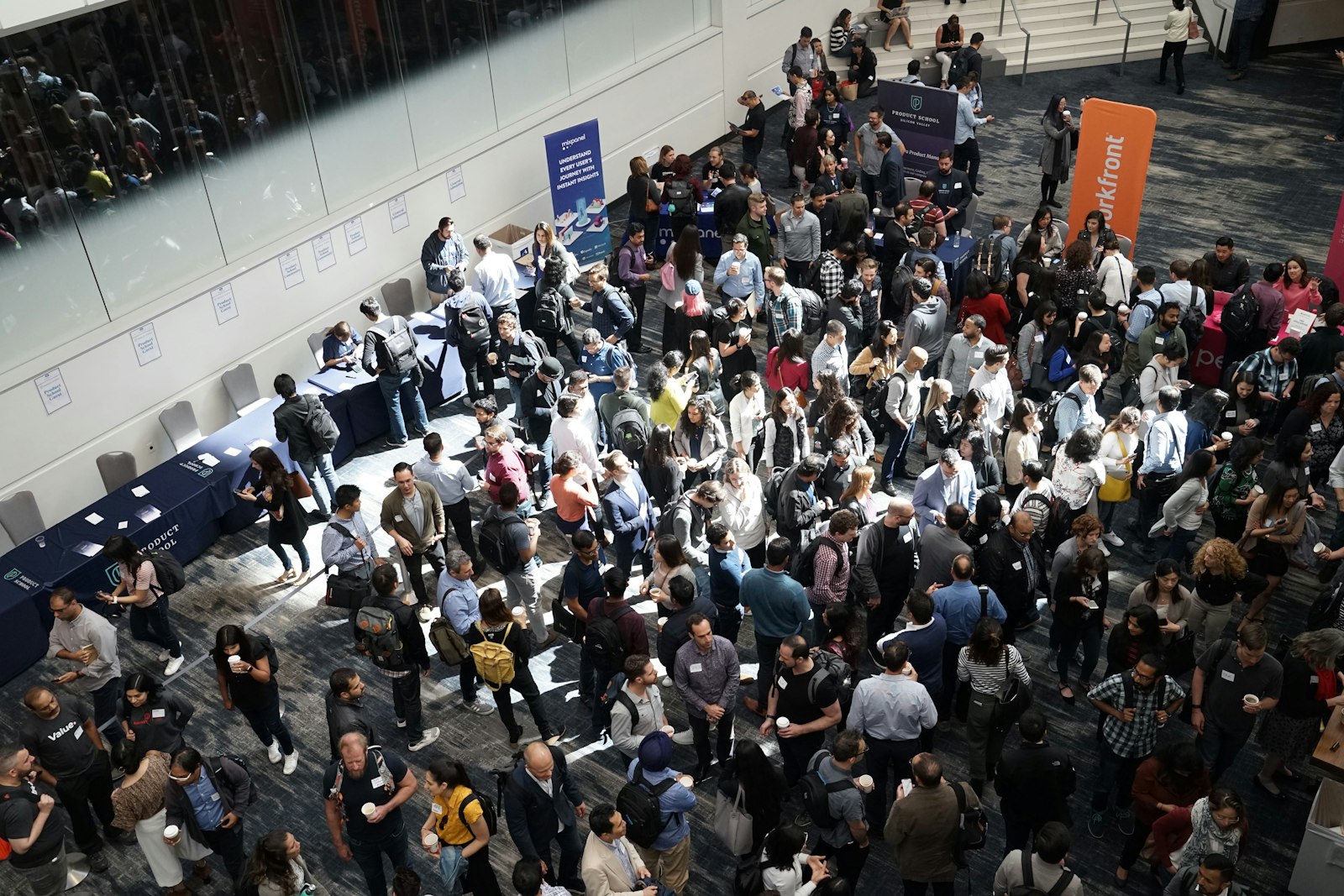 Besuchermenge in der Halle einer Fachmesse