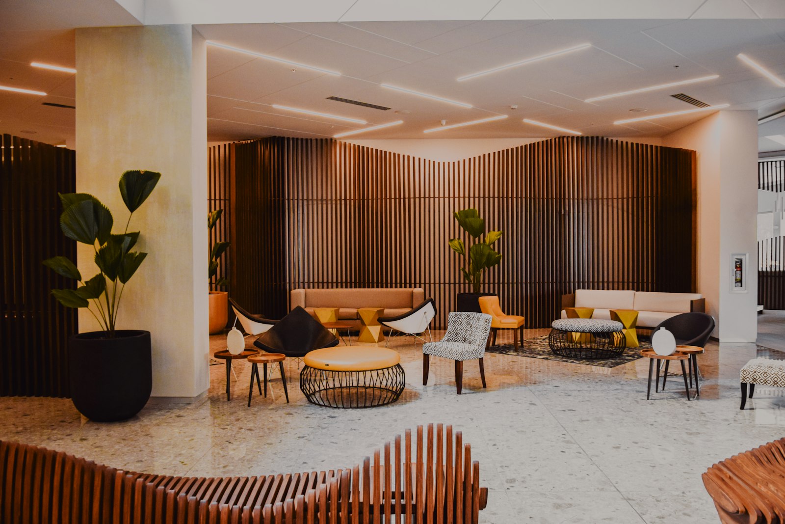 Gemütliche Hotellobby mit Lounge und Rezeption